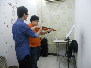 vượt qua khó khăn học violin
