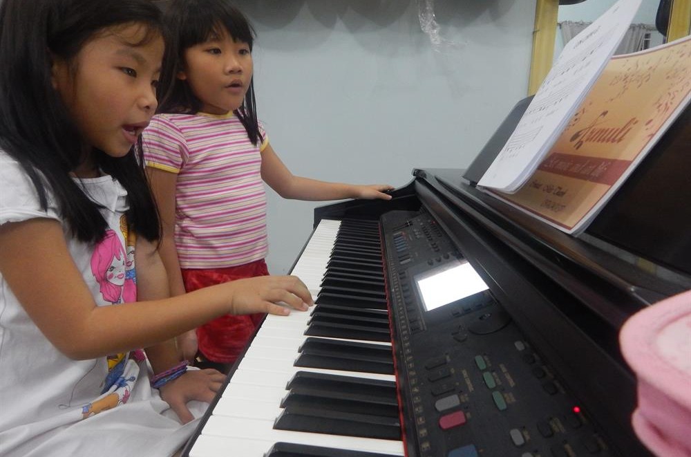 Bé học piano