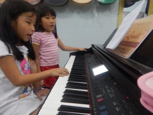 Bé học piano