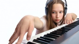 Cho tre hoc piano tren organ