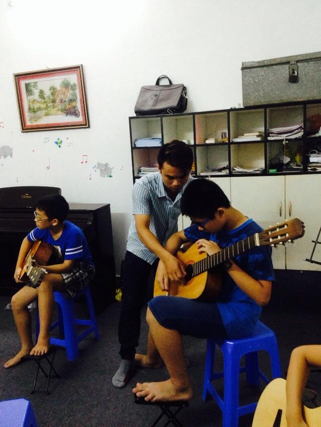 Học guitar