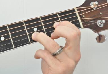 Cách chuyển hợp âm nhanh khi tập guitar